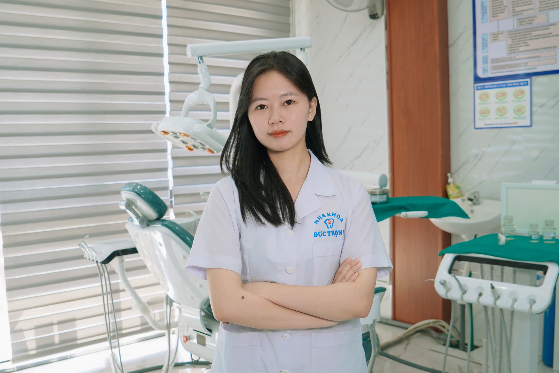 Khu điều trị của Nha khoa Đức Trọng với ghế nha khoa và thiết bị